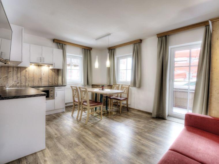 Appartement <strong>Adlerhorst.</strong> Moderne Ferienwohnung mit offener Küche, Esstisch und Balkonzugang